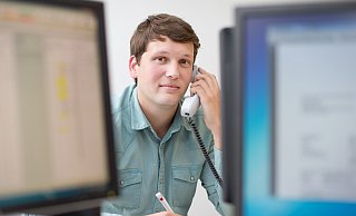 Der Auszubildende Lennard Kauke sitzt in seinem Büro und telefoniert. Er macht nun eine Ausbildung als Industriekaufmann. - Verwendung weltweit Der Auszubildende Lennard Kauke sitzt in seinem Büro und telefoniert. Er macht nun eine Ausbildung als Industriekaufmann. - Verwendung weltweit