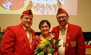 Der neue Eintracht-Chef Bernd Austerschmidt (l.) und sein Vize Lars Rodewald verabschieden Christiane Grothoff-Kowalewski als Sprecherin des Frauen-Elferrats. - Regina Brucksch Der neue Eintracht-Chef Bernd Austerschmidt (l.) und sein Vize Lars Rodewald verabschieden Christiane Grothoff-Kowalewski als Sprecherin des Frauen-Elferrats. - Regina Brucksch