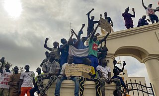3. August: Anhänger von Nigers regierender Junta versammeln sich zu Beginn einer Demonstration, um für die Freiheit des Landes und gegen ausländische Einmischung zu protestieren. - Sam Mednick 3. August: Anhänger von Nigers regierender Junta versammeln sich zu Beginn einer Demonstration, um für die Freiheit des Landes und gegen ausländische Einmischung zu protestieren. - Sam Mednick