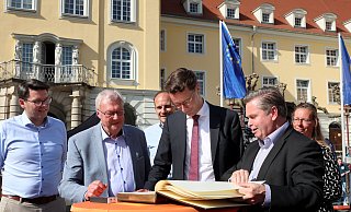 Offen ist Bürgermeister Tim Kähler für Gespräche mit CDU-Politikern, hier mit Hendrik Wüst, der sich 2022 unter den Augen von Joachim Ebmeyer, Werner Seeger, Philip Kleineberg und Christiane Thiel ins Goldene Buch der Stadt eintrug. - Frank-Michael Kiel-Steinkamp Offen ist Bürgermeister Tim Kähler für Gespräche mit CDU-Politikern, hier mit Hendrik Wüst, der sich 2022 unter den Augen von Joachim Ebmeyer, Werner Seeger, Philip Kleineberg und Christiane Thiel ins Goldene Buch der Stadt eintrug. - Frank-Michael Kiel-Steinkamp