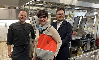 Wie die neue Kochbox, die Claudia Sturm umgehängt hat, ankommt, darauf sind der Koch und Jan-Niclas Sturm (r.) gespannt. - Dirk Windmöller Wie die neue Kochbox, die Claudia Sturm umgehängt hat, ankommt, darauf sind der Koch und Jan-Niclas Sturm (r.) gespannt. - Dirk Windmöller