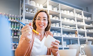 Natalie Saarmann in ihrem Porzellansalon an der Gadderbaumer Straße. Aus den weißen Rohlingen werden später Unikate. - Sarah Jonek / Jonek Fotografie Natalie Saarmann in ihrem Porzellansalon an der Gadderbaumer Straße. Aus den weißen Rohlingen werden später Unikate. - Sarah Jonek / Jonek Fotografie