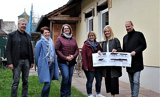Freude über eine große Baumaßnahme in Natzungen: Pfarrer Bernd Götze, Eltenbeirat und Kirchenvorständin Ina Aufenanger, Kita-Leiterin Simone Kremper, Petra Spilker-Husemann vom Gemeindeverband sowie die Architekten Magdalena Köhler und Alexander Otto (von links vor der Kita). - Christian Schlichter Freude über eine große Baumaßnahme in Natzungen: Pfarrer Bernd Götze, Eltenbeirat und Kirchenvorständin Ina Aufenanger, Kita-Leiterin Simone Kremper, Petra Spilker-Husemann vom Gemeindeverband sowie die Architekten Magdalena Köhler und Alexander Otto (von links vor der Kita). - Christian Schlichter