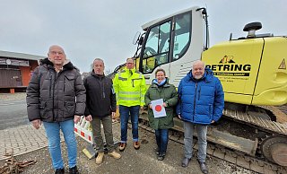 Freuen sich auf den Bau der Mobilstation (von links) Michael Doemke, Architekt Jens Christian Schneider, Malte Wilhelmy (Bauunternehmen Petring), Peggy Freudenreich und Rüdiger Meier. - Florian Weyand Freuen sich auf den Bau der Mobilstation (von links) Michael Doemke, Architekt Jens Christian Schneider, Malte Wilhelmy (Bauunternehmen Petring), Peggy Freudenreich und Rüdiger Meier. - Florian Weyand