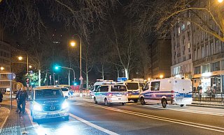 Mehrere Einsatzwagen der Polizei stehen auf den Kölner Ringen in der Nähe des Tatorts. - Vincent Kempf Mehrere Einsatzwagen der Polizei stehen auf den Kölner Ringen in der Nähe des Tatorts. - Vincent Kempf