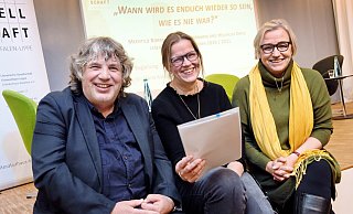 Drei auf der Lesebühne: Hellmuth Opitz, Antje Doßmann und Mechtild Borrmann (v.l.) hatten einiges zu sagen und zu schreiben während des Shutdowns in der Coronakrise. Mit neuer Texten beeindruckten und amüsierten die Bielefelder Autoren ihr Publikum. - Barbara Franke Drei auf der Lesebühne: Hellmuth Opitz, Antje Doßmann und Mechtild Borrmann (v.l.) hatten einiges zu sagen und zu schreiben während des Shutdowns in der Coronakrise. Mit neuer Texten beeindruckten und amüsierten die Bielefelder Autoren ihr Publikum. - Barbara Franke