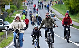 Hunderte Radler und andere Frischluftfreunde nutzten am Sonntag die Gelegenheit, auf der autofreien Herforder Straße einen entspannten Radausflug zu erleben. - Barbara Franke Hunderte Radler und andere Frischluftfreunde nutzten am Sonntag die Gelegenheit, auf der autofreien Herforder Straße einen entspannten Radausflug zu erleben. - Barbara Franke