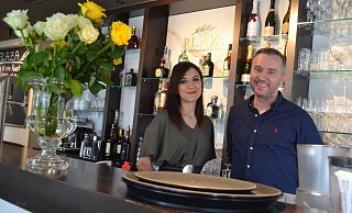 Freuen sich über den gelungenen Start nach dem Lockdown: Ina Sulce ("die rechte Hand" im Plaza) und Nelton Mebelli (Inhaber und Leiter) sind noch relativ neu in der Gastro-Landschaft Paderborns. - Peter Heidbrink Freuen sich über den gelungenen Start nach dem Lockdown: Ina Sulce ("die rechte Hand" im Plaza) und Nelton Mebelli (Inhaber und Leiter) sind noch relativ neu in der Gastro-Landschaft Paderborns. - Peter Heidbrink