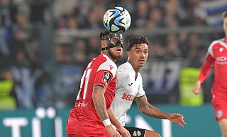 Arminia Bielefelds Gerrit Gohlke (hier vor Verls Oliver Batista Meier) droht wegen muskulärer Probleme gegen Waldhof Mannheim auszufallen. - sport/presse/foto Jens Dünhölt Arminia Bielefelds Gerrit Gohlke (hier vor Verls Oliver Batista Meier) droht wegen muskulärer Probleme gegen Waldhof Mannheim auszufallen. - sport/presse/foto Jens Dünhölt