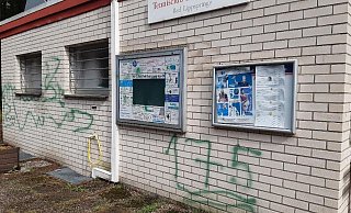 Unbekannte haben das Clubhaus in Bad Lippspringe beschmiert. - TC Rot-Weiß Bad Lippringe Unbekannte haben das Clubhaus in Bad Lippspringe beschmiert. - TC Rot-Weiß Bad Lippringe