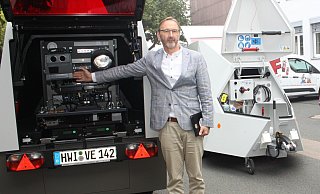 Matthias Kämpfer vom Kreis mit einem der teilmobilen Blitzer, die 2023 getestet wurden. - Kreis Höxter Matthias Kämpfer vom Kreis mit einem der teilmobilen Blitzer, die 2023 getestet wurden. - Kreis Höxter
