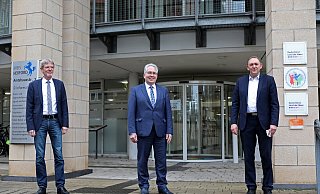 Kreis-Gesundheitsdezernent Norbert Burmann, Landrat Jürgen Müller und der Vorstandssprecher des Klinikums, Peter Hutmacher, schildern ihr Krisen-Managment rund um Corona. - Frank-Michael Kiel-Steinkamp Kreis-Gesundheitsdezernent Norbert Burmann, Landrat Jürgen Müller und der Vorstandssprecher des Klinikums, Peter Hutmacher, schildern ihr Krisen-Managment rund um Corona. - Frank-Michael Kiel-Steinkamp