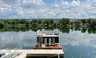 Das Musterhaus war bereits im Vorjahr zu Wasser gelassen worden. Jetzt bekommt es Nachbarn. - Floating House Das Musterhaus war bereits im Vorjahr zu Wasser gelassen worden. Jetzt bekommt es Nachbarn. - Floating House