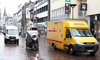 Speziell morgens wird es in der Fußgängerzone in Paderborn oft reichlich eng. - Holger Kosbab Speziell morgens wird es in der Fußgängerzone in Paderborn oft reichlich eng. - Holger Kosbab