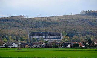 Die Mühlenkreiskliniken wollen das am Wiehengebirge gelegene Krankenhaus Lübbecke mit dem Krankenhaus in Rahden in einem Neubau verschmelzen. - Heike von Schulz Die Mühlenkreiskliniken wollen das am Wiehengebirge gelegene Krankenhaus Lübbecke mit dem Krankenhaus in Rahden in einem Neubau verschmelzen. - Heike von Schulz