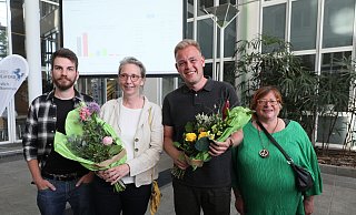 Sasche Steffen und Irmgard Pehle vom Kreisverband gratulieren Andrea Haack und Marvin Reschinsky (Bündnis 90 /Die Grünen) zu ihren Wahlergebnissen. - Frank-Michael Kiel-Steinkamp Sasche Steffen und Irmgard Pehle vom Kreisverband gratulieren Andrea Haack und Marvin Reschinsky (Bündnis 90 /Die Grünen) zu ihren Wahlergebnissen. - Frank-Michael Kiel-Steinkamp