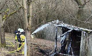 Die Feuerwehr muss eine brennende Gartenhütte in der „Steinbreite“ in Fürstenau löschen. - Feuerwehr Höxter Die Feuerwehr muss eine brennende Gartenhütte in der „Steinbreite“ in Fürstenau löschen. - Feuerwehr Höxter