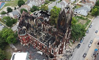 Die Drohnen-Aufnahme zeigt die vom Brand zerstörte Kirche. - picture alliance / newscom Die Drohnen-Aufnahme zeigt die vom Brand zerstörte Kirche. - picture alliance / newscom