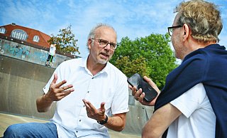 Joachim Fischer im letzten Kesselbrinkgespräch mit NW-Redakteur Stefan Brams inmitten der Skater-Anlage. - BARBARA FRANKE Joachim Fischer im letzten Kesselbrinkgespräch mit NW-Redakteur Stefan Brams inmitten der Skater-Anlage. - BARBARA FRANKE