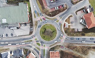 Ähnlich wie die eigene Abbiegespur von der Dünner Straße (links) zur Borriesstraße (unten), soll auch ein Bypass in größerer Form von der Lübbecker Straße (rechts) zur Lübbecker Straße (oben) den Kreisverkehr entlasten. Foto: Gerald Dunkel - Gerald Dunkel Ähnlich wie die eigene Abbiegespur von der Dünner Straße (links) zur Borriesstraße (unten), soll auch ein Bypass in größerer Form von der Lübbecker Straße (rechts) zur Lübbecker Straße (oben) den Kreisverkehr entlasten. Foto: Gerald Dunkel - Gerald Dunkel