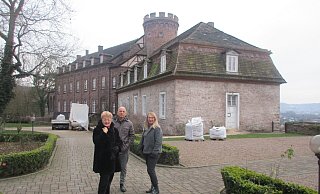 Die heutigen Besitzer der Burg Herstelle Martin Hörning und Petra Sporbeck-Hörning mit einer Besucherin. - Hermann Multhaupt Die heutigen Besitzer der Burg Herstelle Martin Hörning und Petra Sporbeck-Hörning mit einer Besucherin. - Hermann Multhaupt
