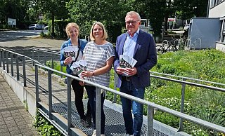 Tina Obermeier ( v. l.), Christine Schmidt und der allgemeine Vertreter des Bürgermeisters, Michael Höke, stellten gemeinsam das Programm für die bevorstehenden Ferienspiele im Sommer vor. - Alexandra Stratmeier Tina Obermeier ( v. l.), Christine Schmidt und der allgemeine Vertreter des Bürgermeisters, Michael Höke, stellten gemeinsam das Programm für die bevorstehenden Ferienspiele im Sommer vor. - Alexandra Stratmeier