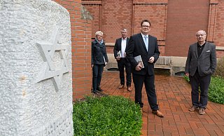 Die SPD-Landtagsabgeordneten Angela Lück (v. l.) und Christian Dahm und der SPD-Bundestagsabgeordnete Stefan Schwartze sichern dem Vorsitzenden der Jüdischen Gemeinde Herford-Detmold, Matitjahu Kellig, ihre Unterstützung zu. - Ralf Bittner Die SPD-Landtagsabgeordneten Angela Lück (v. l.) und Christian Dahm und der SPD-Bundestagsabgeordnete Stefan Schwartze sichern dem Vorsitzenden der Jüdischen Gemeinde Herford-Detmold, Matitjahu Kellig, ihre Unterstützung zu. - Ralf Bittner
