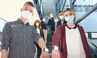 Schülersprecher Nico Grosse und Schülersprecherin Marie Klüe zeigen die Armbänder mit den Safetags, die sofort Signale geben, wenn der Abstand zu gering ist. - Uwe Müller Schülersprecher Nico Grosse und Schülersprecherin Marie Klüe zeigen die Armbänder mit den Safetags, die sofort Signale geben, wenn der Abstand zu gering ist. - Uwe Müller