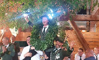 Peter Süper wird nach seinem Sieg auf Händen getragen. Foto: Heimatschutzverein Himmighausen - Heimatschutzverein Himmighausen Peter Süper wird nach seinem Sieg auf Händen getragen. Foto: Heimatschutzverein Himmighausen - Heimatschutzverein Himmighausen