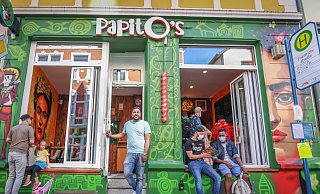 Rolls and Bowls werden hinter der bunten Fassade an der Arndtstraße gebrutzelt. Das "Papitos" hat Thanujan Sivananthan nun eröffnet. Vorher war hier ein "Glückspilz"-Burger-Bräter. - Sarah Jonek Fotografie Rolls and Bowls werden hinter der bunten Fassade an der Arndtstraße gebrutzelt. Das "Papitos" hat Thanujan Sivananthan nun eröffnet. Vorher war hier ein "Glückspilz"-Burger-Bräter. - Sarah Jonek Fotografie