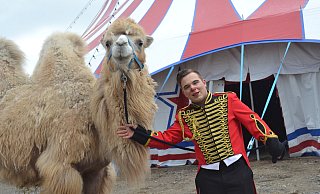 Emilio Frank vom Circus Arena mit einem der Kamele. - Peter Heidbrink Emilio Frank vom Circus Arena mit einem der Kamele. - Peter Heidbrink
