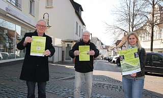 Daniela Dembert (v. r.), Vorsitzende des Kultur- und Verkehrsvereins, Detlef Schultz, Vorsitzender der Kaufmannschaft, und Burkhard Wehmeyer, 2. Vorsitzender des KuV, laden zu Rallye und Konzert ein. - Britta Bohnenkamp-Schmidt Daniela Dembert (v. r.), Vorsitzende des Kultur- und Verkehrsvereins, Detlef Schultz, Vorsitzender der Kaufmannschaft, und Burkhard Wehmeyer, 2. Vorsitzender des KuV, laden zu Rallye und Konzert ein. - Britta Bohnenkamp-Schmidt