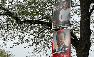 Während die Bäume gerade grün werden, stimmen massenhaft Plakate wie hier in Paderborn am Inneren Ring darauf ein, dass am 15. Mai gewählt wird. - Hans-Hermann Igges Während die Bäume gerade grün werden, stimmen massenhaft Plakate wie hier in Paderborn am Inneren Ring darauf ein, dass am 15. Mai gewählt wird. - Hans-Hermann Igges