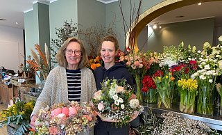 Margret Wittop-Gohres (l.) und Tochter Svenja Gohres sind mit ihrem Blumengeschäft und fünf Mitarbeitern in den Ortskern von Herzebrock gezogen. - Markus Voss Margret Wittop-Gohres (l.) und Tochter Svenja Gohres sind mit ihrem Blumengeschäft und fünf Mitarbeitern in den Ortskern von Herzebrock gezogen. - Markus Voss