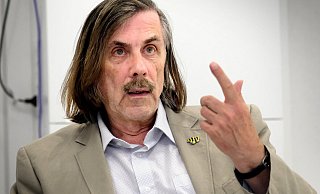 Güterslohs Bürgermeister Norbert Morkes lässt in der Referentenfrage nicht locker. - Andreas Frücht Güterslohs Bürgermeister Norbert Morkes lässt in der Referentenfrage nicht locker. - Andreas Frücht