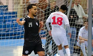 Der MCH Futsal Club jubelt, der VfL Theesen hat das Nachsehen und verliert im Finale gegen den Futsal-Bundesligisten. - Andreas Zobe Der MCH Futsal Club jubelt, der VfL Theesen hat das Nachsehen und verliert im Finale gegen den Futsal-Bundesligisten. - Andreas Zobe