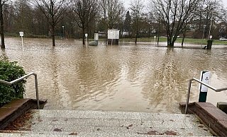Blick von der Terrasse des Schützenhauses Schötmar am Heiligabend: Das Wasser ist überall. - Mark-Oliver Weiß Blick von der Terrasse des Schützenhauses Schötmar am Heiligabend: Das Wasser ist überall. - Mark-Oliver Weiß