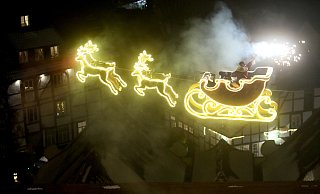 Der Weihnachtsmann fliegt bis zum 23. Dezember in seinem Rentierschlitten zwei Mal täglich hoch über den Menschen auf dem Rathausplatz. - Frank-Michael Kiel-Steinkamp Der Weihnachtsmann fliegt bis zum 23. Dezember in seinem Rentierschlitten zwei Mal täglich hoch über den Menschen auf dem Rathausplatz. - Frank-Michael Kiel-Steinkamp