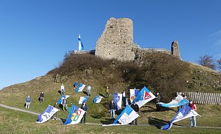Schützenfeste fielen aus, Osterfeuer fanden nicht statt, das Vereinsleben und örtlichen Aktivitäten kamen zum Erliegen. Doch die Schützen zeigten auf dem Desenberg Präsenz und riefen im vergangenen Jahr zu einer Flaggen-Aktion über Ostern auf. Foto: NW-Archiv/Rösel - Hubert Rösel Schützenfeste fielen aus, Osterfeuer fanden nicht statt, das Vereinsleben und örtlichen Aktivitäten kamen zum Erliegen. Doch die Schützen zeigten auf dem Desenberg Präsenz und riefen im vergangenen Jahr zu einer Flaggen-Aktion über Ostern auf. Foto: NW-Archiv/Rösel - Hubert Rösel