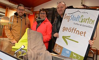 Patrick Piecha, Vorsitzender des Marketingvereins Oerlinghausen, hofft mit den Biergartenbetreibern Petra und Wilfried Oberschelp (v. l.) auf besseres Wetter. Wärmende Decken liegen für die Gäste in jedem Fall bereit. - Karin Prignitz Patrick Piecha, Vorsitzender des Marketingvereins Oerlinghausen, hofft mit den Biergartenbetreibern Petra und Wilfried Oberschelp (v. l.) auf besseres Wetter. Wärmende Decken liegen für die Gäste in jedem Fall bereit. - Karin Prignitz