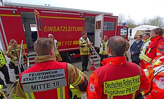 Feuerwehr, Technisches Hilfswerk und die örtlichen Hilfsorganisationen trainieren an der Home-Deluxe-Arena den Aufbau eines Behandlungsplatzes für 50 Patienten für den Einsatz bei der Fußball-Europameisterschaft. - Ralph Meyer Feuerwehr, Technisches Hilfswerk und die örtlichen Hilfsorganisationen trainieren an der Home-Deluxe-Arena den Aufbau eines Behandlungsplatzes für 50 Patienten für den Einsatz bei der Fußball-Europameisterschaft. - Ralph Meyer