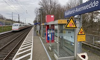 Im Bahnhof Isselhorst/Avenwedde hat sich in der Nacht zu Freitag ein Unfall ereignet. Ein Mann wollte über die Gleise den Bahnsteig wechseln und wurde dabei von einem Güterzug erfasst. - Christian Bröder Im Bahnhof Isselhorst/Avenwedde hat sich in der Nacht zu Freitag ein Unfall ereignet. Ein Mann wollte über die Gleise den Bahnsteig wechseln und wurde dabei von einem Güterzug erfasst. - Christian Bröder