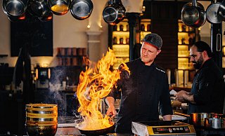 Im Restaurant Pferdestall in Bad Driburg können die Besucher den Köchen bei der Zubereitung der Speisen zuschauen. - BESIM MAZHIQI Im Restaurant Pferdestall in Bad Driburg können die Besucher den Köchen bei der Zubereitung der Speisen zuschauen. - BESIM MAZHIQI