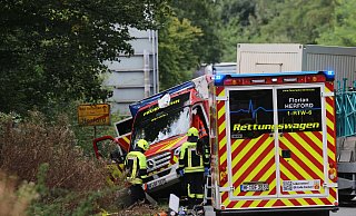 Bei einem schweren Verkehrsunfall mit einem Rettungswagen, der mit besonderen Wegerechten unterwegs war, sind insgesamt sieben Menschen verletzt worden. Für den 28-jährigen Fahrer des Rettungswagens besteht Lebensgefahr. - Claus Frickemeier Bei einem schweren Verkehrsunfall mit einem Rettungswagen, der mit besonderen Wegerechten unterwegs war, sind insgesamt sieben Menschen verletzt worden. Für den 28-jährigen Fahrer des Rettungswagens besteht Lebensgefahr. - Claus Frickemeier