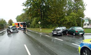 Aus noch ungeklärter Ursache sind die drei Autos zusammengestoßen. - Systemadministrator Aus noch ungeklärter Ursache sind die drei Autos zusammengestoßen. - Systemadministrator