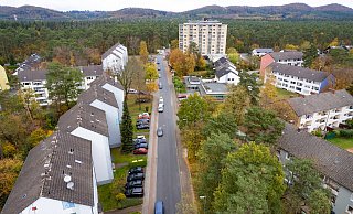 An der oberen Elbeallee in Sennestadt (Mitte) soll die verlängerte Stadtbahnlinie kurz vor dem Senner Hellweg (oben) enden. Das missfällt vor allem der Wohnungseigentümergemeinschaft der Mehrfamilienhäuser links der Elbeallee. - Mike-Dennis Müller / www.mdm.photo An der oberen Elbeallee in Sennestadt (Mitte) soll die verlängerte Stadtbahnlinie kurz vor dem Senner Hellweg (oben) enden. Das missfällt vor allem der Wohnungseigentümergemeinschaft der Mehrfamilienhäuser links der Elbeallee. - Mike-Dennis Müller / www.mdm.photo