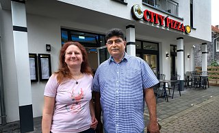 Corula Härtel und Zaffar Iqbal können nach drei Jahren Verzögerung das Lokal City Pizza in der Gütersloher Innenstadt wieder eröffnen. - Andreas Frücht Corula Härtel und Zaffar Iqbal können nach drei Jahren Verzögerung das Lokal City Pizza in der Gütersloher Innenstadt wieder eröffnen. - Andreas Frücht