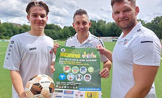 Jöllenbecks Kicker Linus Steinsiek (v. l.), Turnierorganisator Tobias Demmer und TuS-Coach Pascal Hofbüker mit dem akuellen Turnier-Plakat. - Nicole Bentrup Jöllenbecks Kicker Linus Steinsiek (v. l.), Turnierorganisator Tobias Demmer und TuS-Coach Pascal Hofbüker mit dem akuellen Turnier-Plakat. - Nicole Bentrup