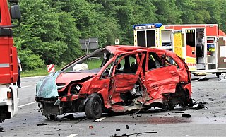 Völlig zerstört. Der Opel Meriva nach dem Unfall auf der B 252. Die 21-jährige Fahrerin starb an den Folgen des Unfalls. Es ist einer von sieben tödlichen Unfällen, die in der aktuellen Statistik der Polizei für das Jahr 2021 stehen. - David Schellenberg Völlig zerstört. Der Opel Meriva nach dem Unfall auf der B 252. Die 21-jährige Fahrerin starb an den Folgen des Unfalls. Es ist einer von sieben tödlichen Unfällen, die in der aktuellen Statistik der Polizei für das Jahr 2021 stehen. - David Schellenberg