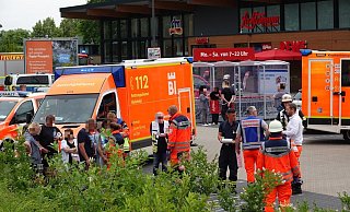 Mehrere Verletzte. Feuerwehreinsatz in Bielefelder Supermarkt. - Paul Brinkmann Mehrere Verletzte. Feuerwehreinsatz in Bielefelder Supermarkt. - Paul Brinkmann